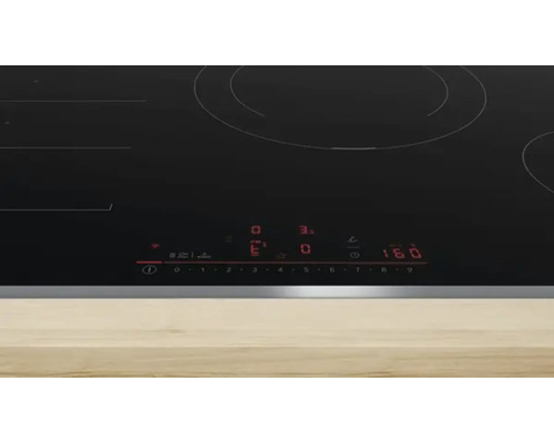 Detailansicht eines schwarzen Kochfeldes mit digitaler Anzeige