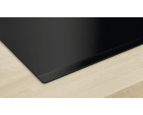 Detailansicht eines Kochfelds auf einer Arbeitsfläche