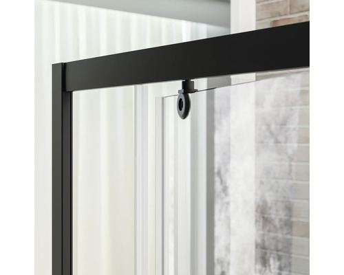 Detailansicht einer Duschkabine mit schwarzem Rahmen und transparentem Glas.