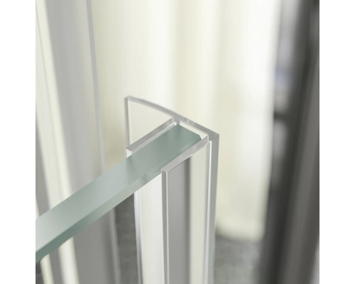 Detailansicht einer Duschkabine mit Glas und Metall