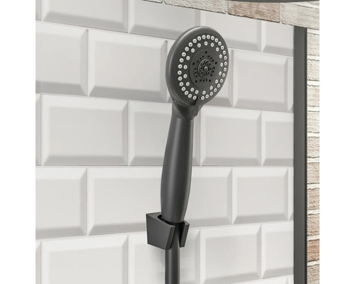 Handbrause im Badezimmer vor weißer Fliesenwand