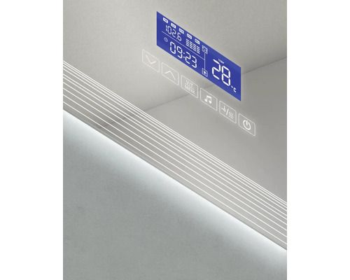 Detailansicht eines Spiegels mit digitaler Anzeige für Uhrzeit und Temperatur