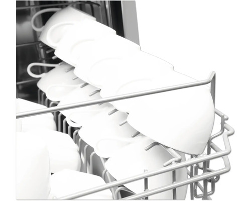 Geschirrspülmaschine mit Tassen im Geschirrkorb