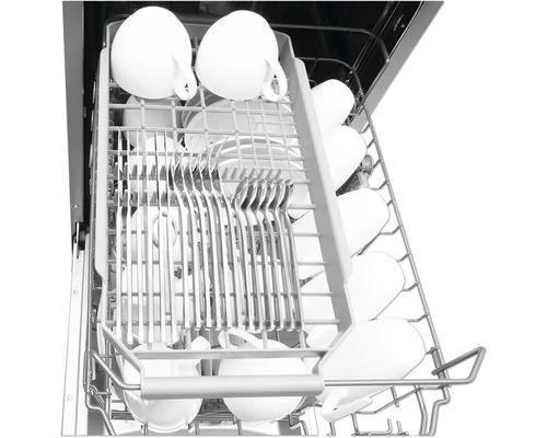 Geschirrspüler-Innenraum mit Geschirr und Besteck