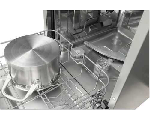 Innenansicht eines Geschirrspülers mit einem Kochtopf im Geschirrkorb