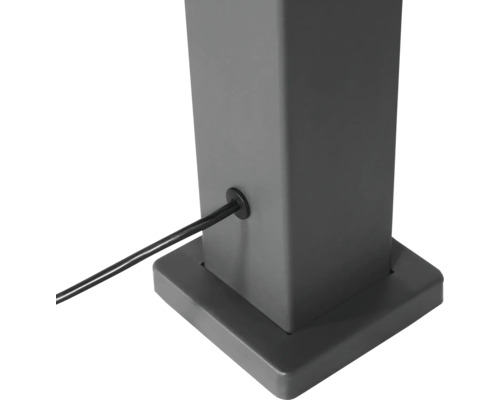 Detailansicht einer Gartenpavillon-Säule mit Kabeldurchführung