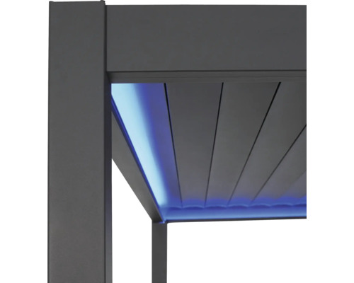 Detailansicht einer grauen Terrassenüberdachung mit integrierter Beleuchtung