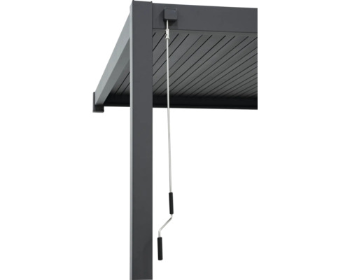 Detailansicht einer grauen Lamellenpergola mit Handkurbel zur Lamellenverstellung.