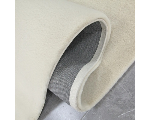 Detailansicht eines beigen Teppichs mit Flor