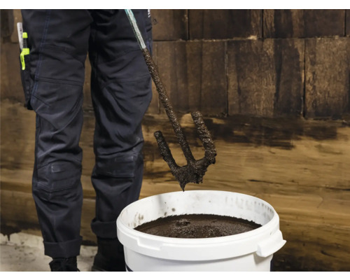 Verarbeitung von Holzschutzlasur mit einem Rührgerät in einem Eimer