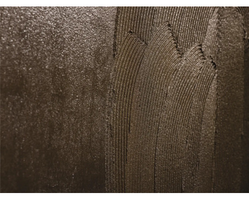 Nahaufnahme von aufgetragener Spachtelmasse mit unterschiedlichen Oberflächenstrukturen