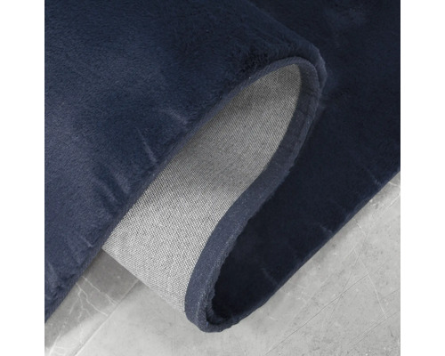 Detailansicht eines dunkelblauen Teppichs mit Textilrücken