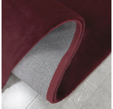 Burgunderfarbener Teppich mit hochflorigem Flor und grauer Rückseite