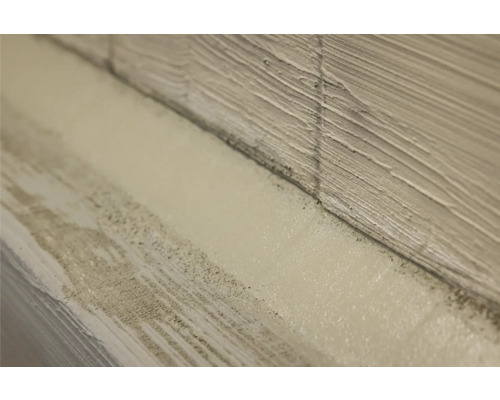 Nahaufnahme eines Wandgestaltungsprojekts mit Putz