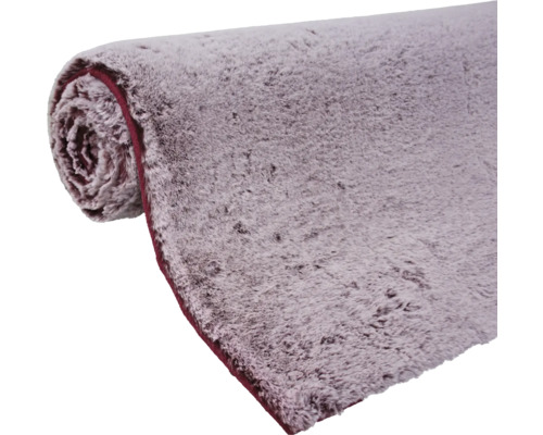 Gerollter Teppich mit hohem Flor