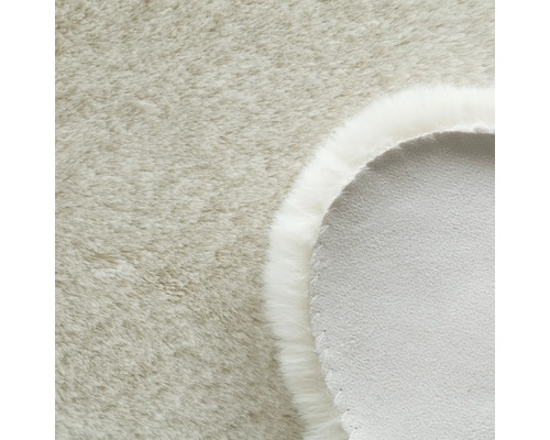 Detailansicht eines Teppichs mit Flor und Geweberückseite