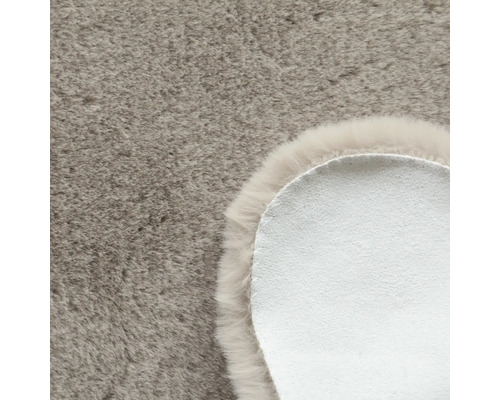 Detailansicht eines runden Teppichs mit hochflorigem Flor und Unterseite