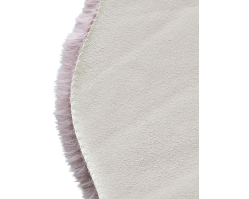 Detailansicht eines runden Teppichs mit Kunstfellrand