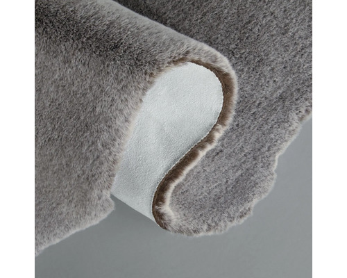 Grauer Teppich mit Fellstruktur