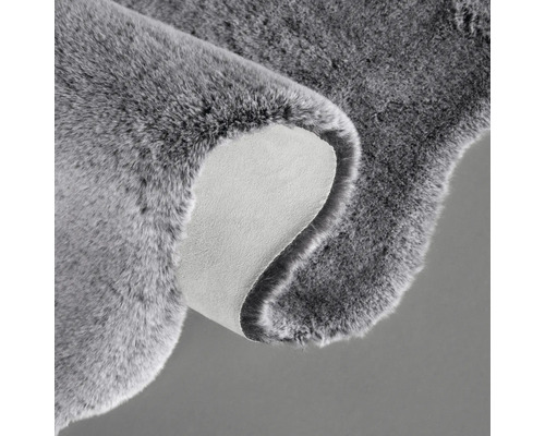 Grauer Teppich mit Fellstruktur und Rückseite