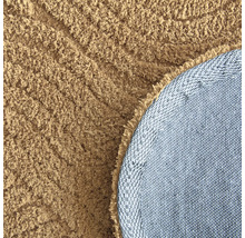 Detailansicht eines runden Teppichs mit Flor und gewebter Rückseite