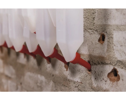 Mehrere an einer Wand befestigte Tränken für Tiere