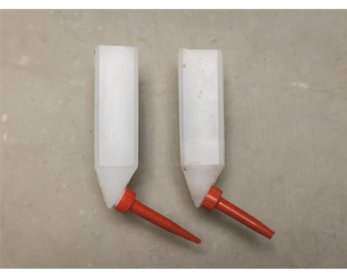 Zwei Geflügeltränken aus Kunststoff