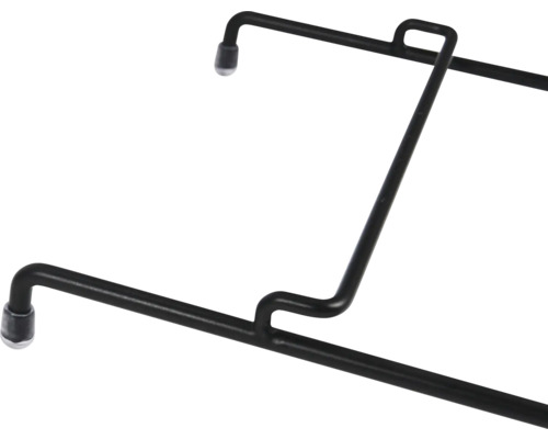 Detailansicht eines schwarzen Metallgestells mit Füßen