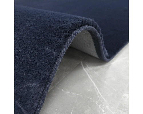 Detailansicht eines blauen Teppichs mit Flor