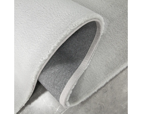 Detailansicht eines hellen Teppichs mit Flor