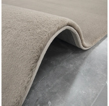Detailansicht eines hellen Teppichs mit hochflorigem Flor