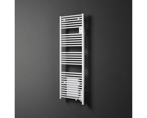 Weißer Badheizkörper mit horizontalen Heizrohren an einer Wand