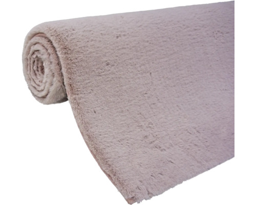 Gerollter, hochfloriger Teppich