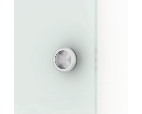 Runder Griff aus Metall an einer Glastür