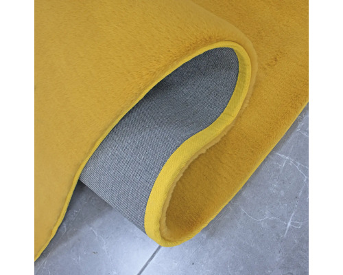 Detailansicht eines Teppichs mit Flor und gewebter Rückseite