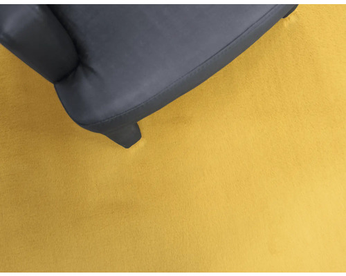 Detailansicht eines grauen Sessels auf einem Teppich