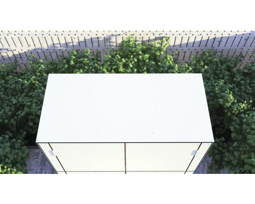 Dachkonstruktion aus Paneelen vor Grünpflanzen