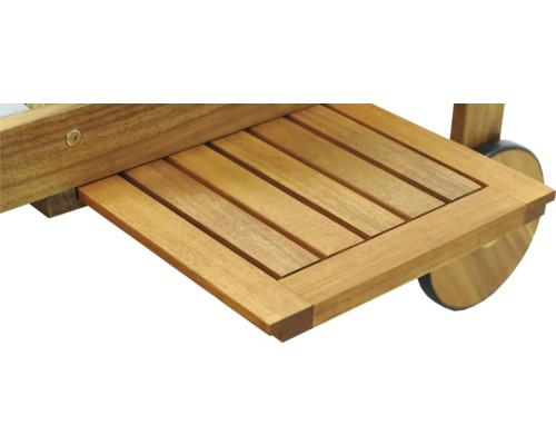 Detailansicht eines Ablagefachs aus Holz mit Rollen