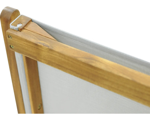 Detailansicht eines Gartenstuhls mit Holzrahmen und Stoffbespannung