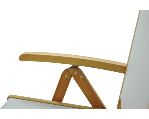 Detailansicht eines Holzliegestuhls mit Armlehne