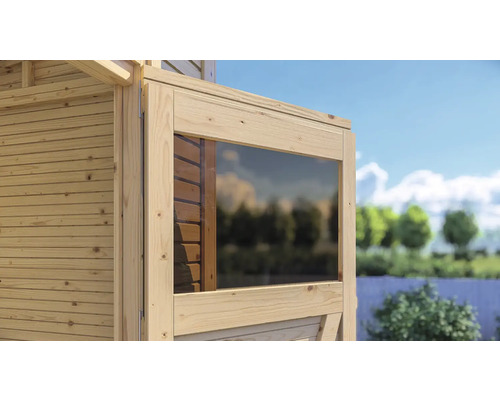 Detailansicht eines Holzgartenhauses mit Fenster