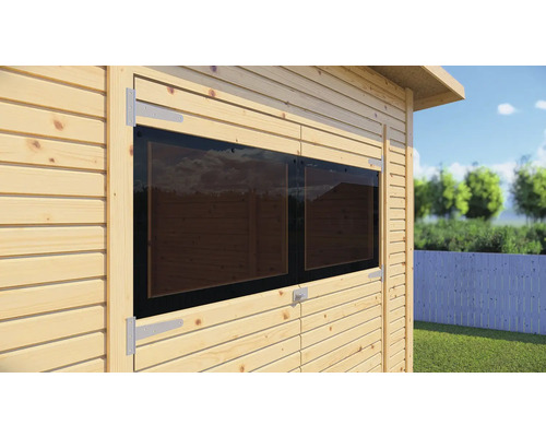 Nahaufnahme eines Gartenhauses mit Fenstern aus Holz