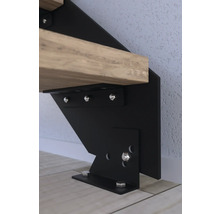 Detailansicht einer Treppenbefestigung aus Metall mit Holzstufe