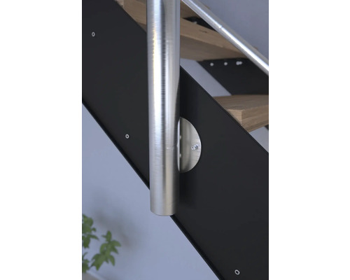 Detailansicht einer Treppe mit Edelstahlgeländer und schwarzen Treppenwangen