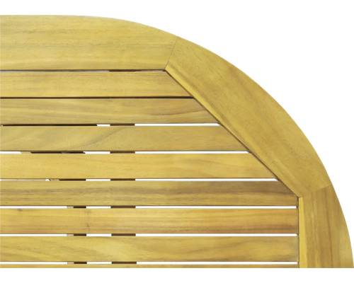 Detailansicht einer runden Gartentischplatte aus Holz mit Lattenstruktur