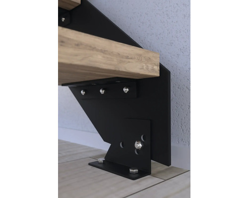 Detail einer Treppenbefestigung mit Holzstufe und schwarzer Metallhalterung