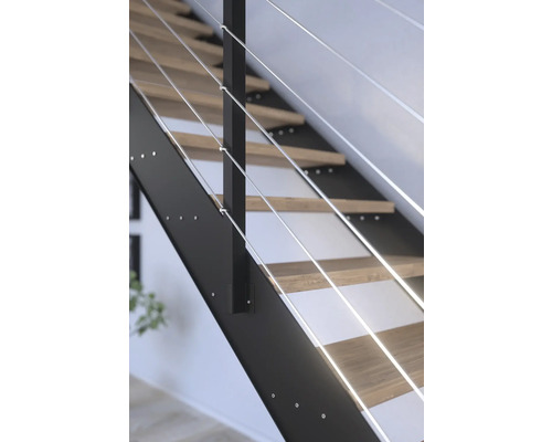 Detailansicht einer Treppe mit Holzstufen und einem Geländer aus Edelstahlseilen
