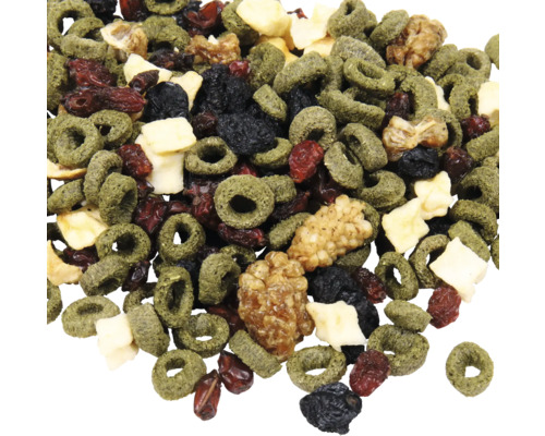 Nahaufnahme von Tierfutter mit Ringen, Trockenfrüchten und Pellets.