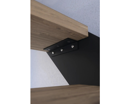Detailansicht einer Holztreppe mit schwarzer Metallhalterung