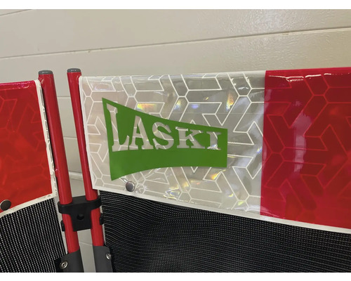 Laski Logo auf Absperrgitter